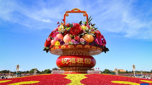“祝福祖國”蔬果花籃亮相天安門廣場